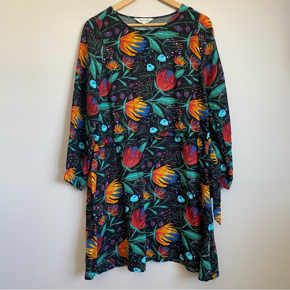 Pepa Loves. Printed dress. Medium. Crew neck, knee length, adjustable waist.